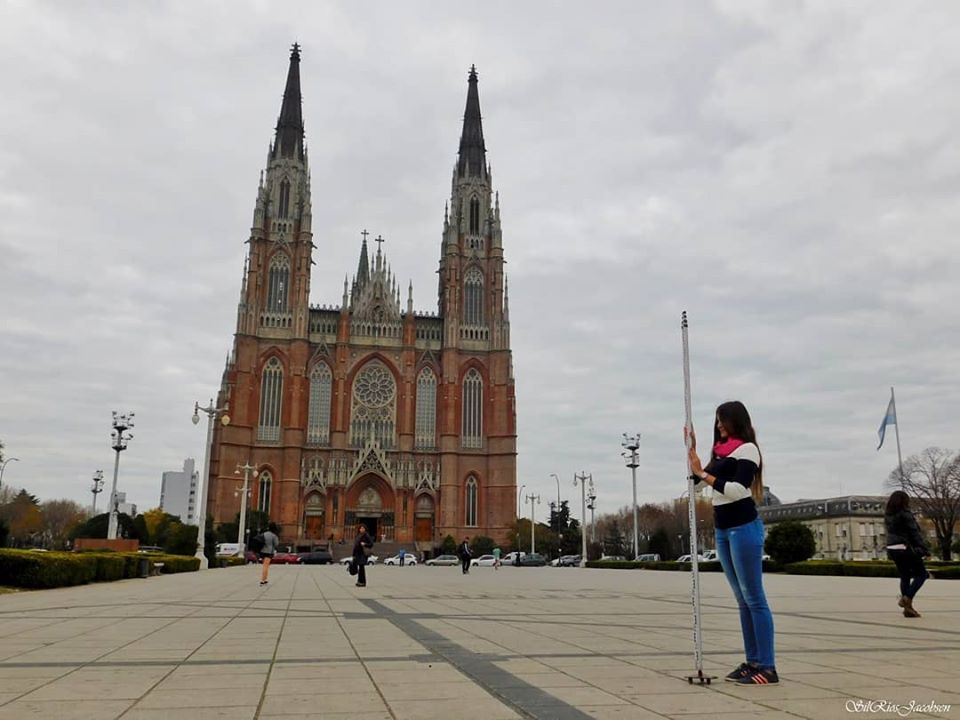 Agustina Casal, frente a la Catedral durante una práctica de la carrera (foto de archivo)
