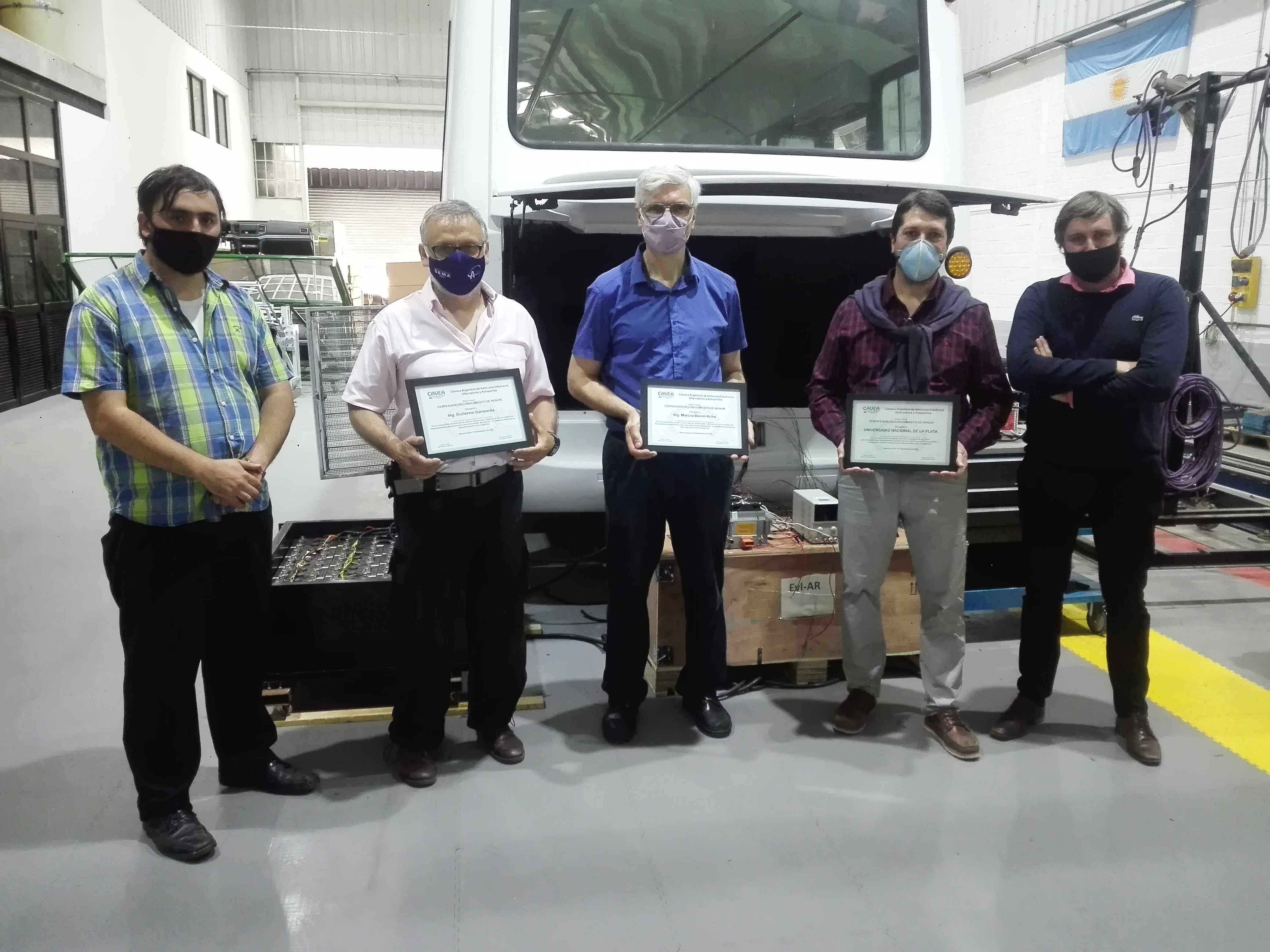 CAVEA otorgó un reconocimiento a la Facultad por impulsar los primeros proyectos de vehículos eléctricos en Argentina.