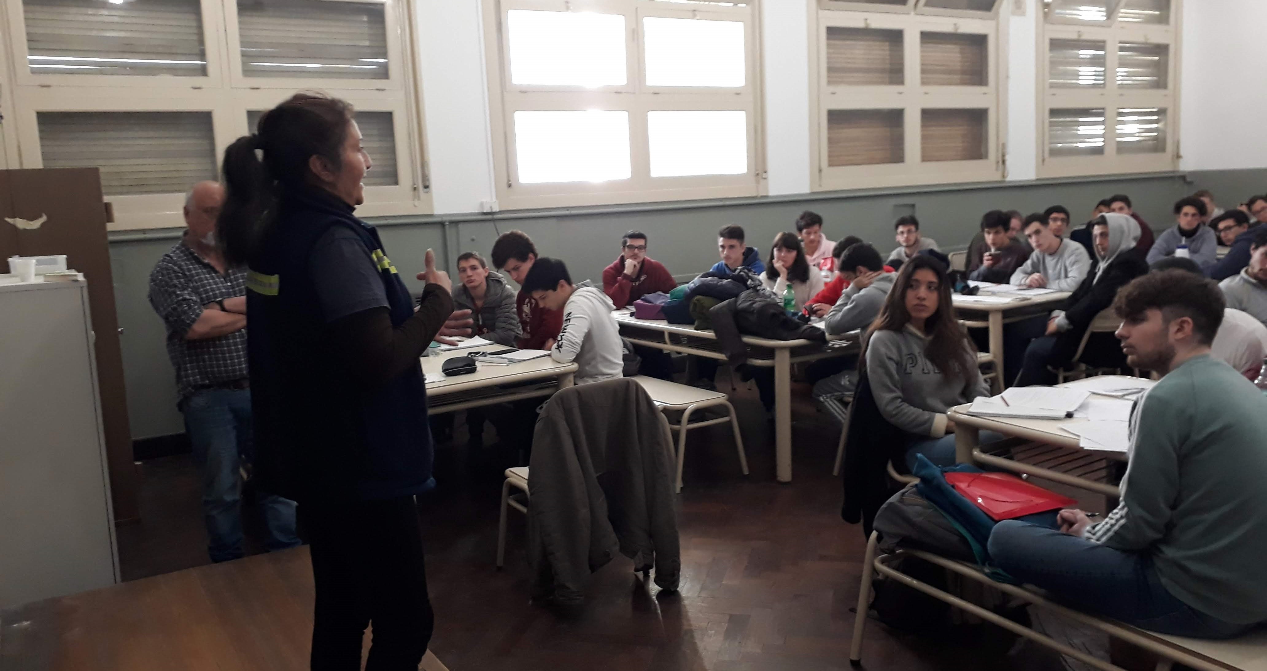 Charla de promotora ambiental en un aula de la Facultad de Ingeniería para la visibilización del trabajo cartonero