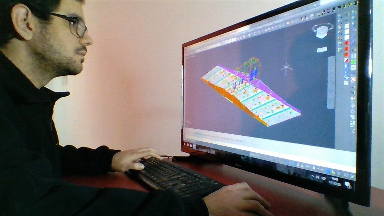 Darío Belardinelli trabajando sobre el modelo completo de la antena SAR, verificando su configuración para el análisis térmico