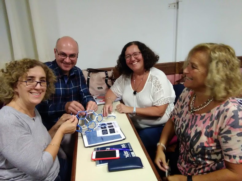 Docentes en Ingeniería construyendo figuras con 4D frames