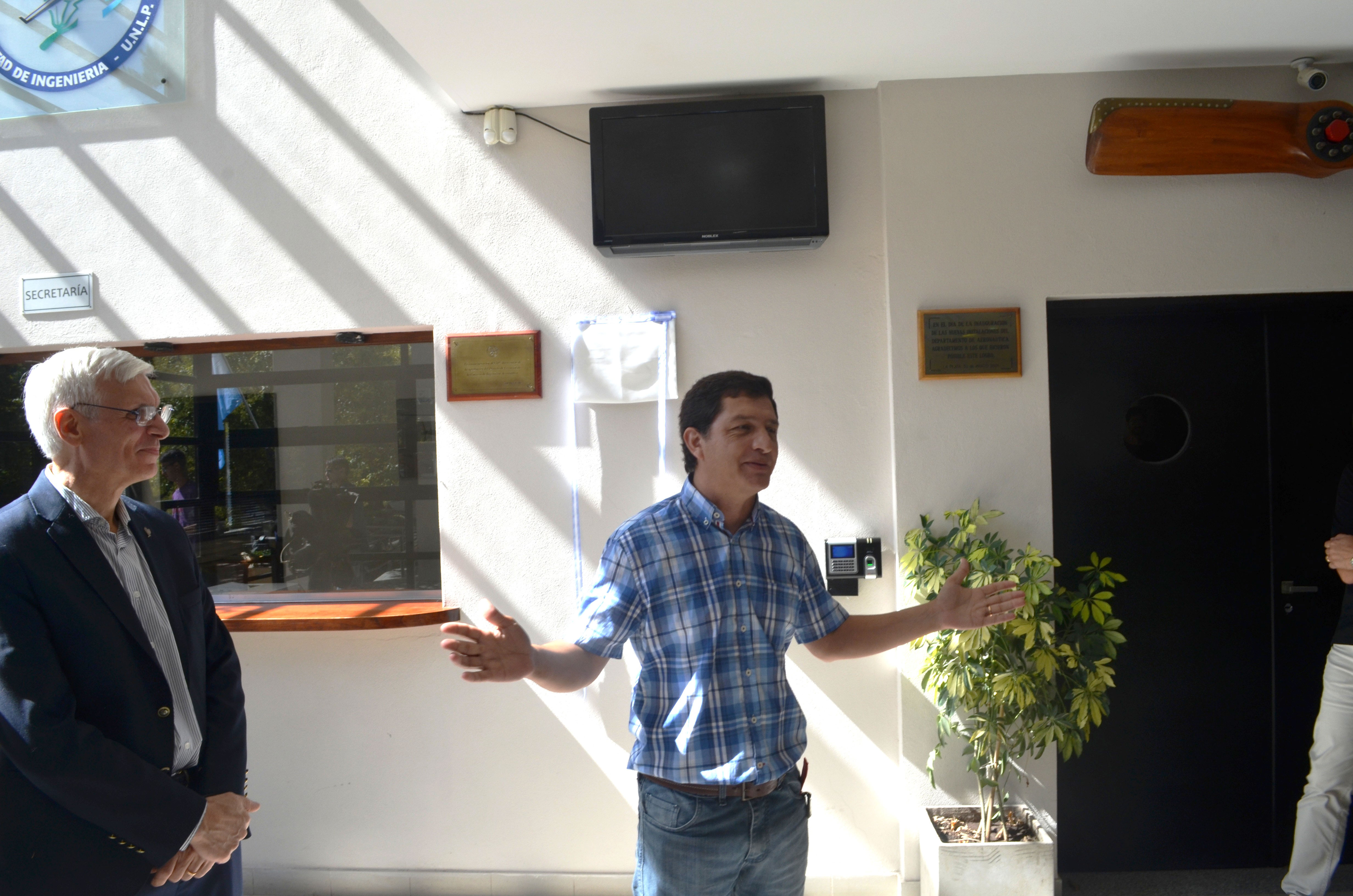 El decano Marcos Actis junto al director de la carrera Ingeniería Aeroespacial Juan Sebastián Delnero