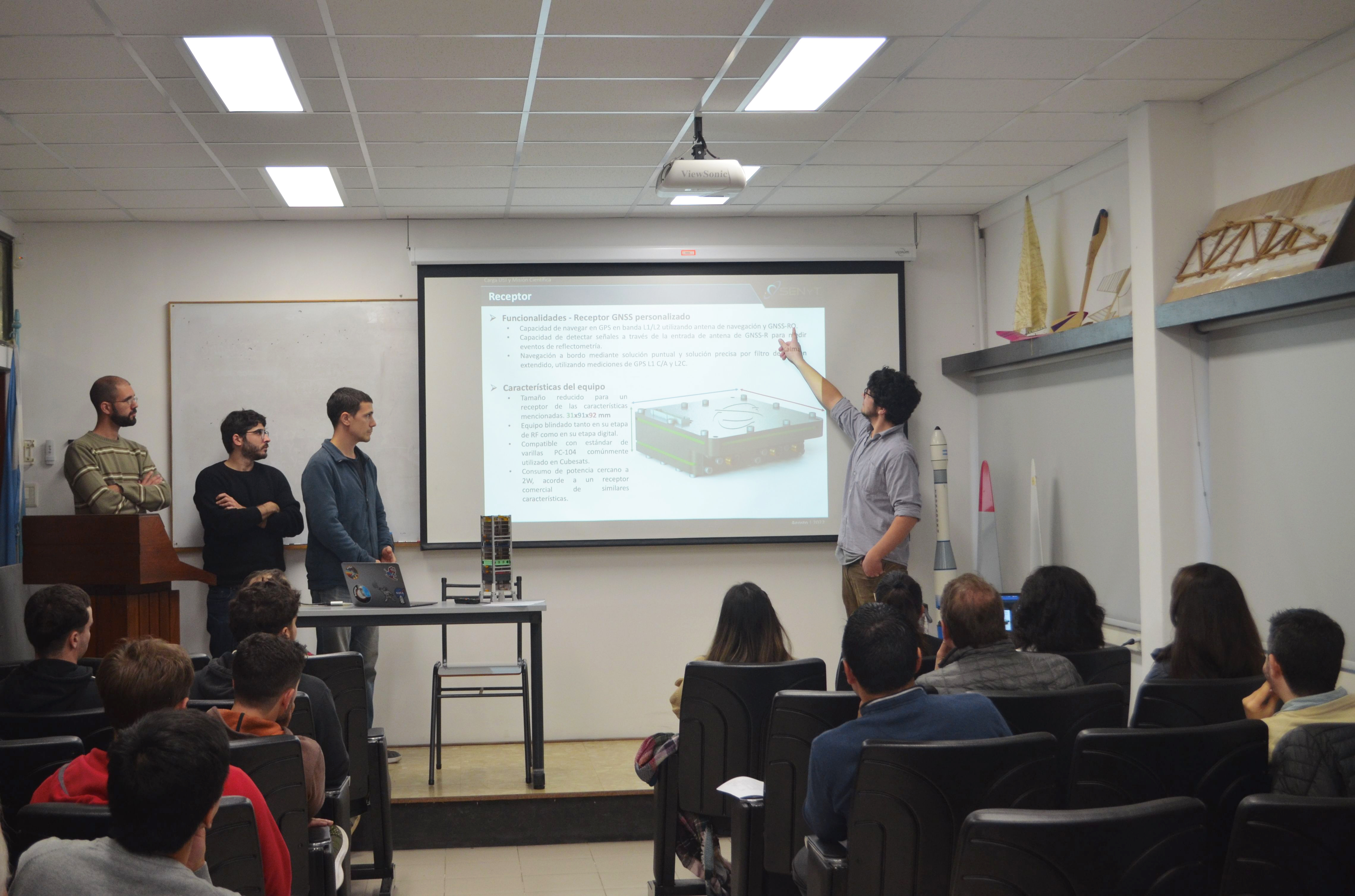 Exposición del grupo Sistemas Electrónicos de Navegación y Telecomunicaciones (SENyT)