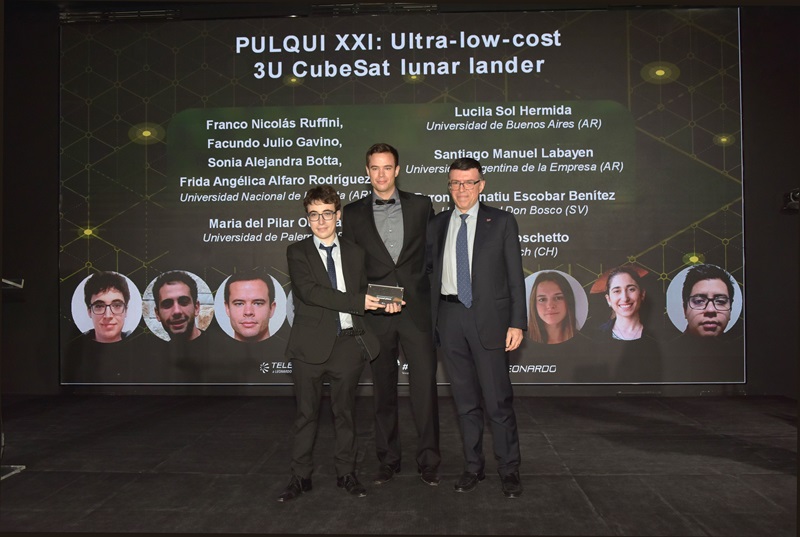 Franco Ruffini y Tomás Boschetto recibiendo el premio en manos de Stefano Beco, Responsable de Tecnología de Telespazio.