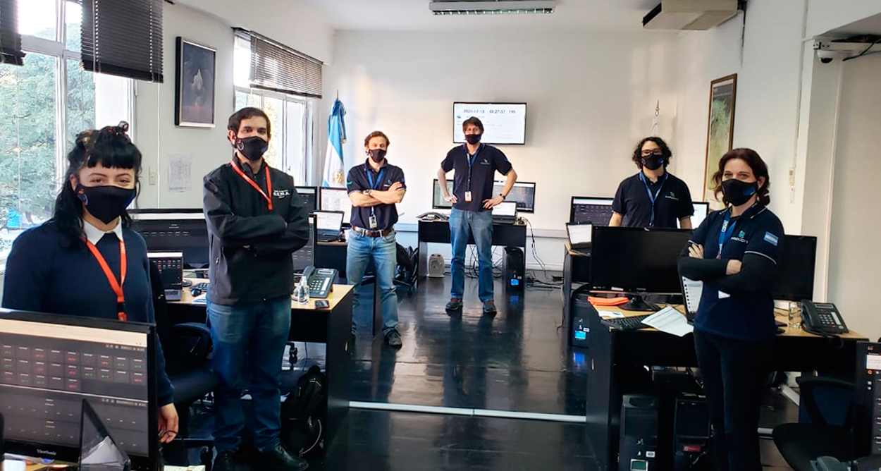 Los profesionales trabajan por turnos en la sede de CONAE