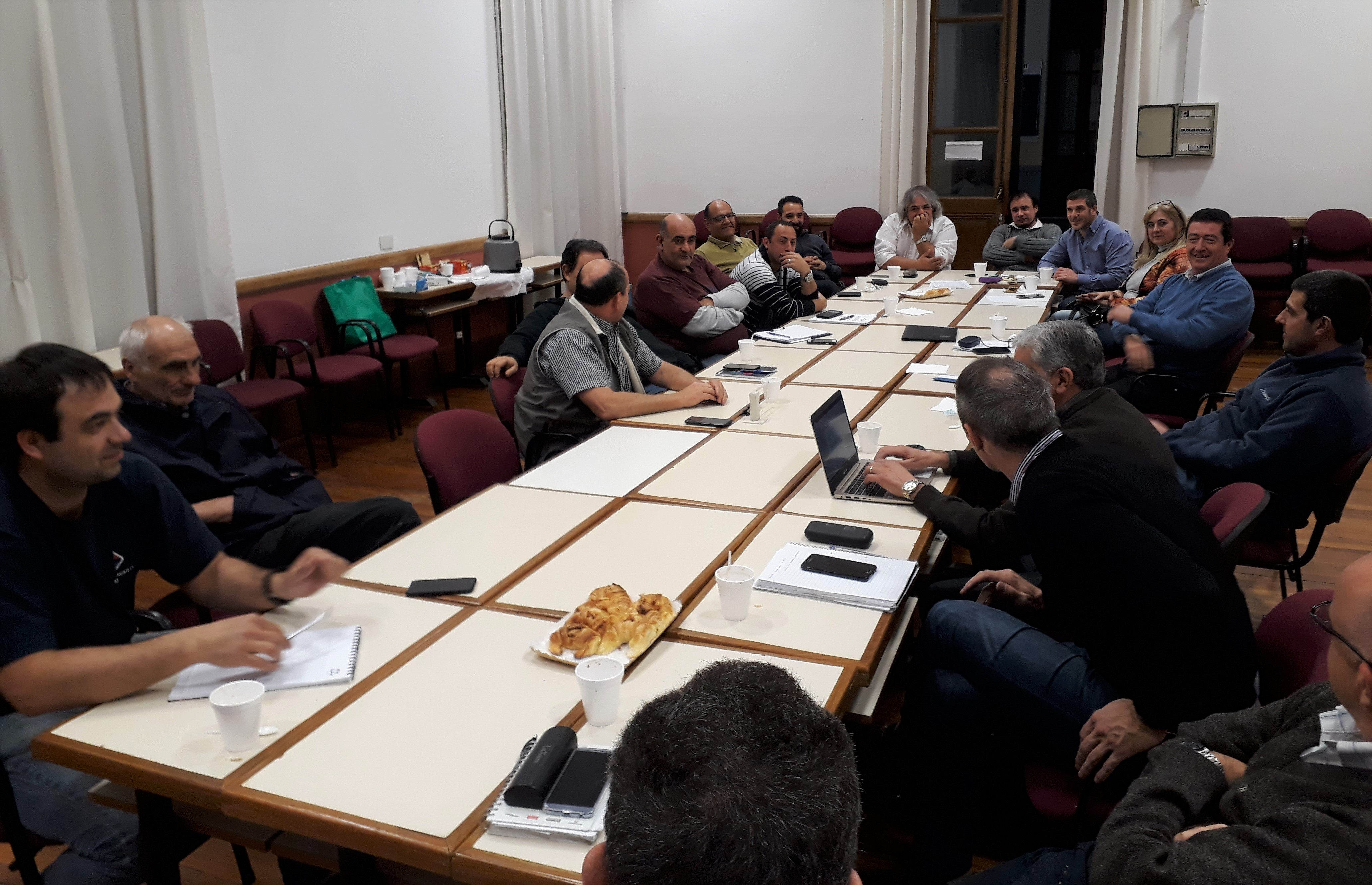 De las reuniones en la Facultad participan representantes de la Municipalidad de La Plata, la Cámara de Ascensores, la Cámara de Administradores de Consorcios, y de colegios profesionales de técnicos, arquitectos e ingenieros