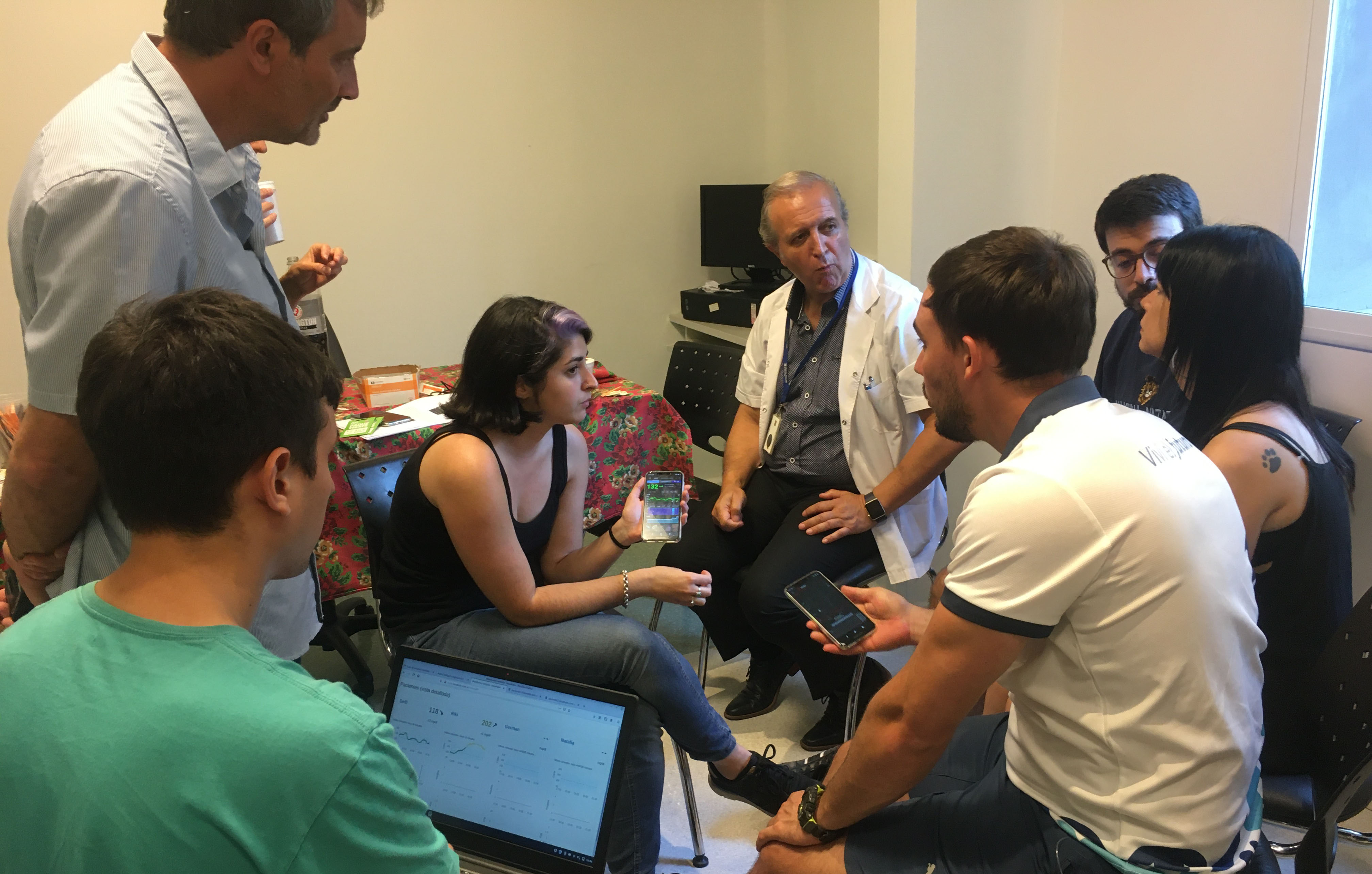 Reunión del equipo de ingenieros con médicos de HIBA y pacientes para explicar el funcionamiento de la plataforma, el 13 de marzo último