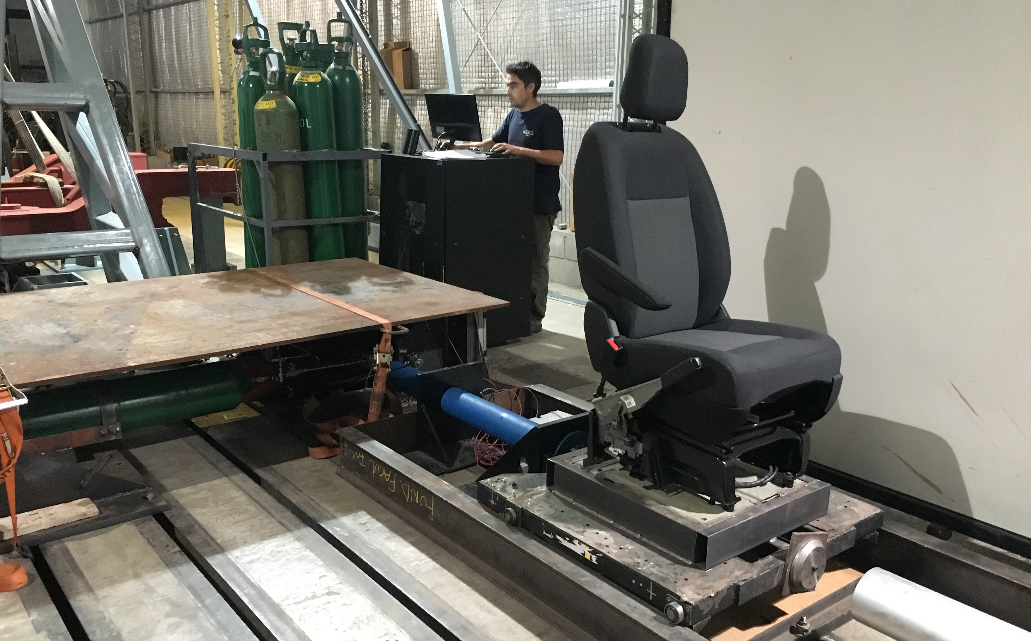 Daniel Latorraca, integrante del equipo de trabajo de la UIDET GEMA realizando un ensayo dinámico de anclaje de asientos